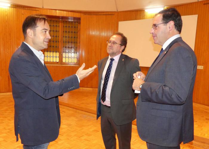 Prieto se felicita por la próxima apertura de una sala de exposiciones en el centro de la UNED