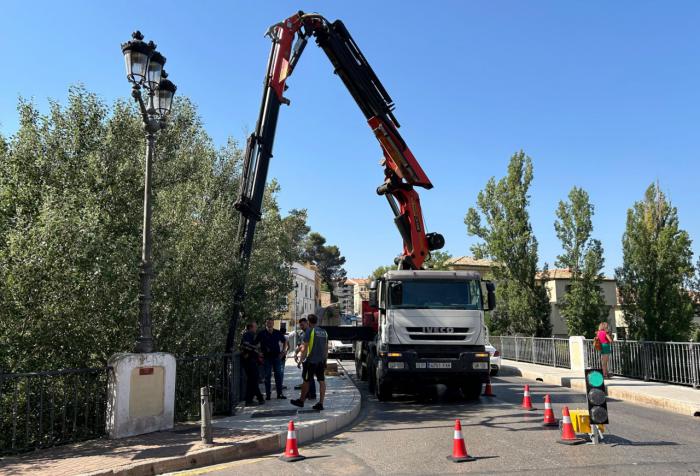 La renovación de la iluminación ornamental del Puente de San Antón implica el corte al tráfico en las noches del martes y el miércoles