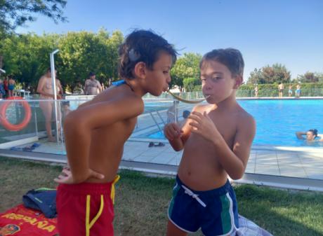 Ramón, un niño castellanomanchego de 10 años, afirma que disfrutar de la playa o la piscina también es posible con implantes cocleares