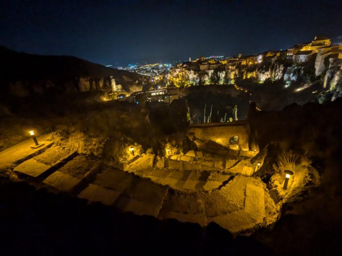 A punto de culminar las obras de acondicionamiento de los senderos del entorno del Casco con la instalación de las balizas para su iluminación