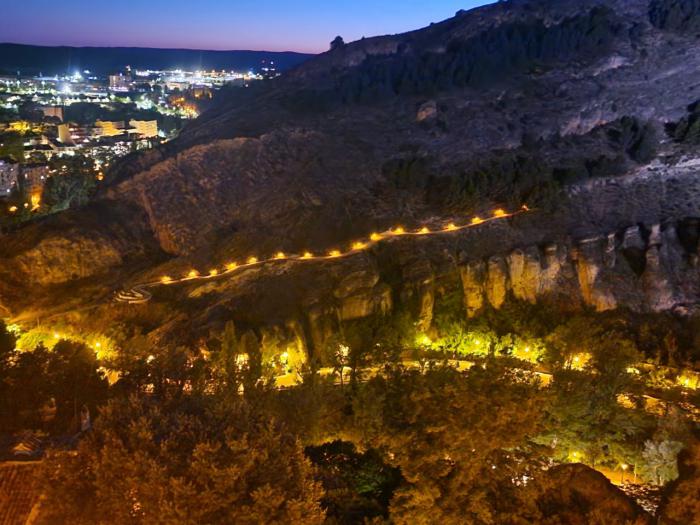 A punto de culminar las obras de acondicionamiento de los senderos del entorno del Casco con la instalación de las balizas para su iluminación