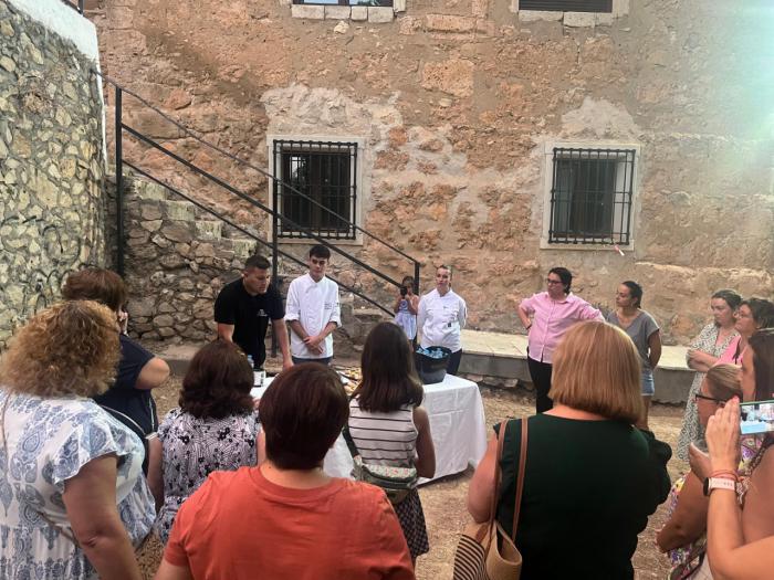 Cerca de un centenar de personas disfrutaron del showcooking en la Fuente de Pedro Naharro