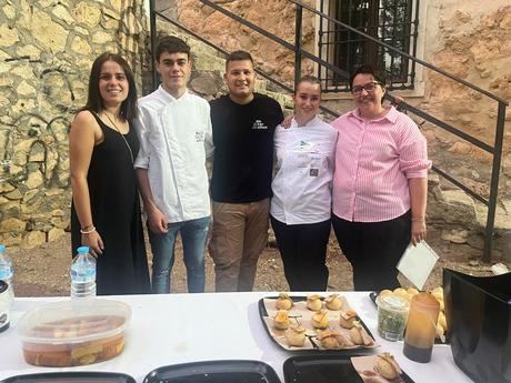 Cerca de un centenar de personas disfrutaron del showcooking en la Fuente de Pedro Naharro