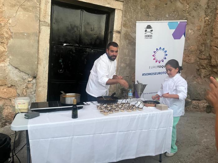 Cerca de un centenar de personas disfrutaron del showcooking en la Fuente de Pedro Naharro