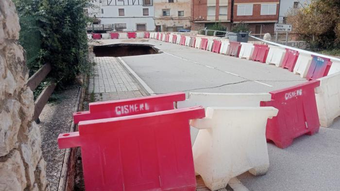 El puente sobre la CM-215 en Landete permanecerá cortado al tráfico tanto de vehículos como peatonal en los próximos días