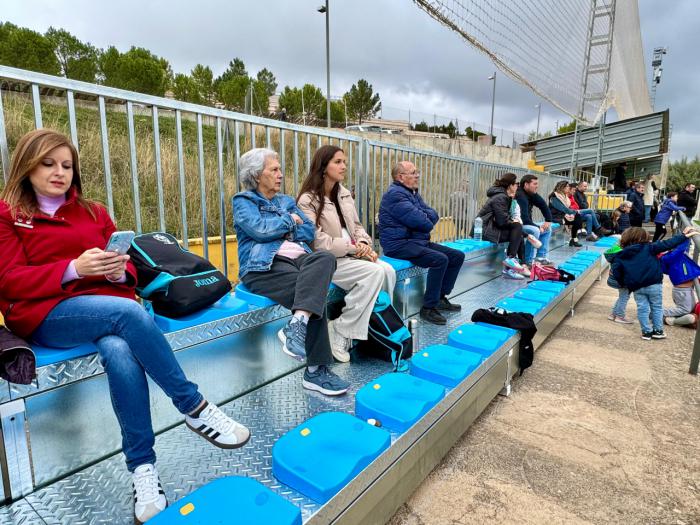 El Ayuntamiento implementa una grada supletoria y un marcador electrónico en el campo de fútbol de Tiradores