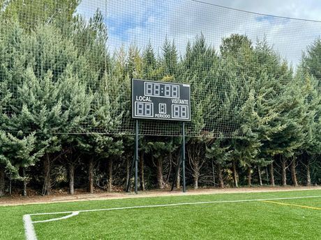 El Ayuntamiento implementa una grada supletoria y un marcador electrónico en el campo de fútbol de Tiradores