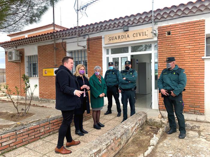 La subdelegada del Gobierno en Cuenca visita el puesto de la Guardia Civil de Almodóvar del Pinar