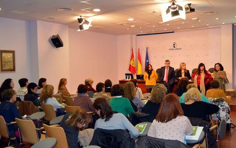 La Junta forma a 90 profesionales de las viviendas de mayores de la provincia con objeto de continuar mejorando el servicio