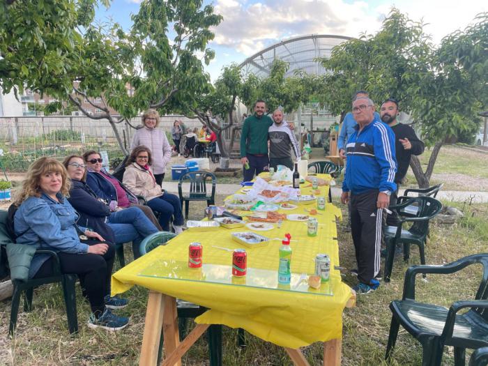 Merienda de hermandad en los Huertos Urbanos de Villa Román con motivo de San Isidro Labrador