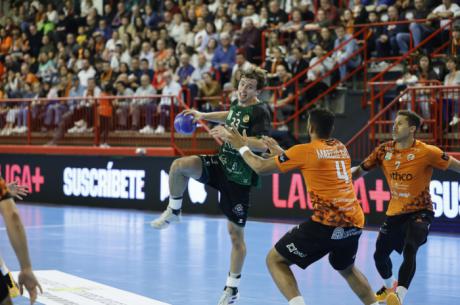 El BM Cuenca cae ante un Bathco Torrelavega que asalta la segunda plaza de la Asobal (28-25)