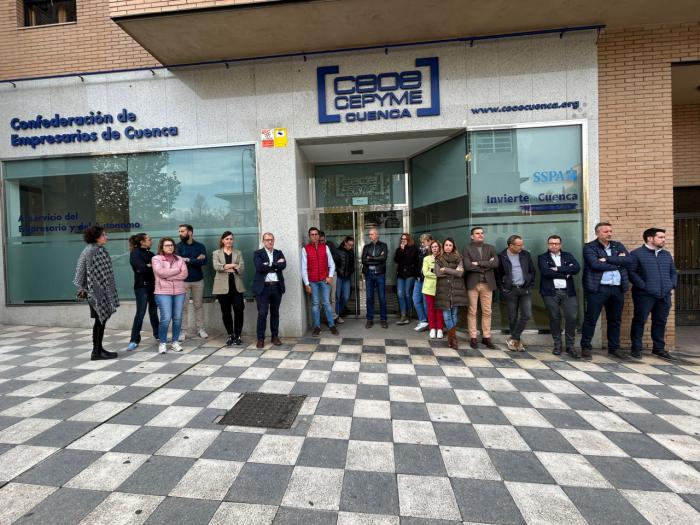 La plantilla de CEOE CEPYME Cuenca se concentra en la puerta de su sede en solidaridad con las víctimas de la DANA