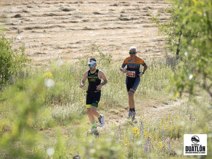 Antonio Cerezo y Cristina Tello saborean la victoria en el octavo duatlón del queso en aceite de Villaescusa de Haro