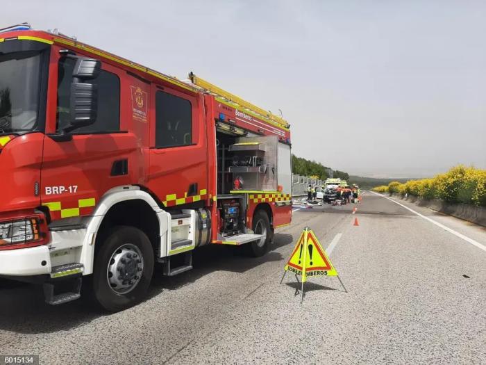 Una fallecida y dos heridos al chocar una ambulancia con un camión parado en el arcén de la A-40