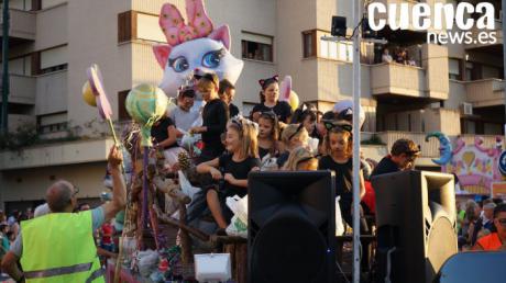 El desfile de carrozas de San Julián provoca esta tarde algunas afecciones de tráfico