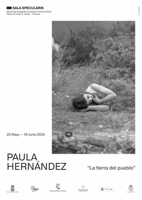 La exposición La Tierra del Pueblo de Paula Hernández explora temas de género e identidad en un entorno rural