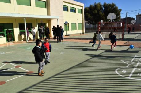 El colegio de La Almarcha renueva su área deportiva con canastas, porterías y un rocódromo