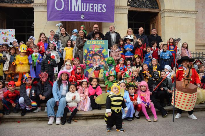 La Reina Isabel II, la primavera y el Quijote se imponen en el desfile infantil de carnaval de Cuenca