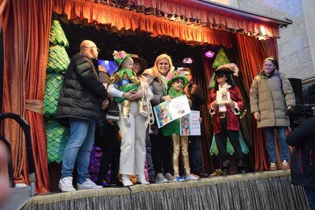 La Reina Isabel II, la primavera y el Quijote se imponen en el desfile infantil de carnaval de Cuenca