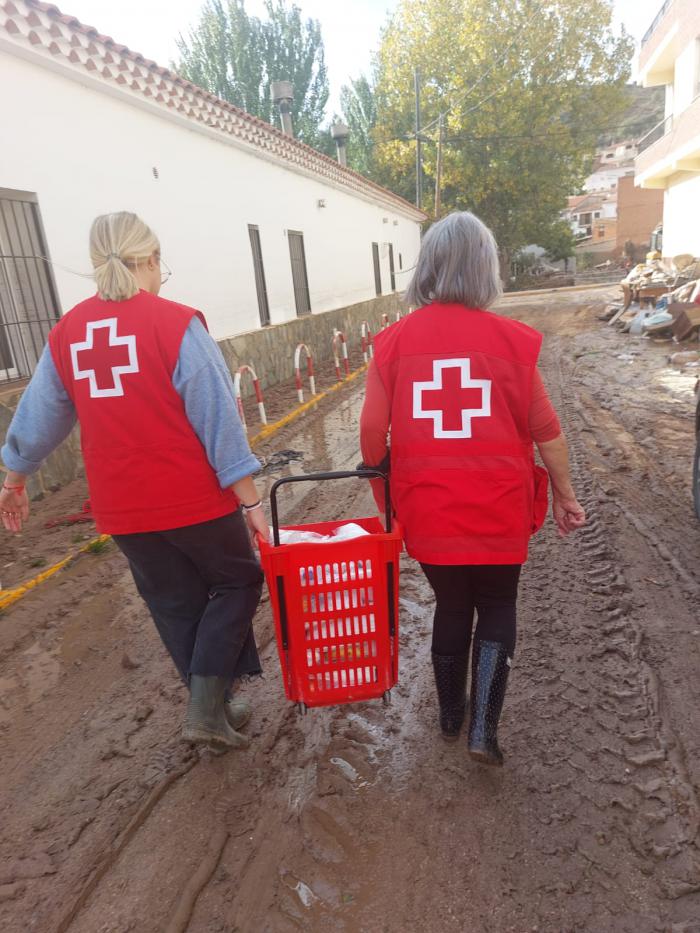 Cruz Roja contacta con las personas que atiende regularmente en la zona de Mira para evaluar sus necesidades