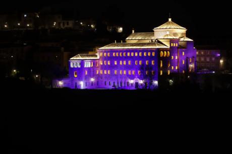 La fachada de las Cortes de Castilla-La Mancha se ilumina de morado por el 25N