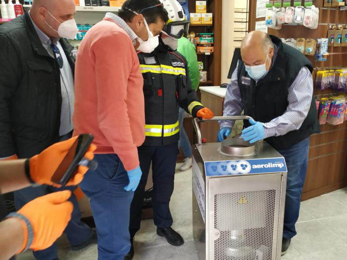 Bomberos y Protección Civil desinfectan las 28 farmacias de la capital