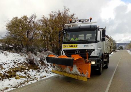 La Diputación moviliza seis quitanieves y pone en alerta a cinco equipos de GEACAM para actuar en la sierra