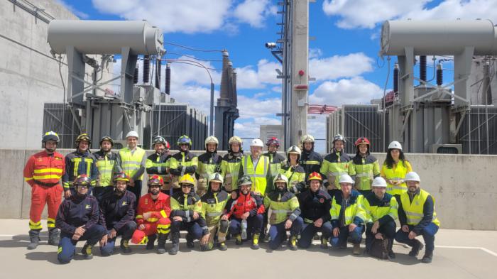 Una veintena de alumnos, entre bomberos y miembros del Ministerio de Defensa, se forman sobre intervenciones en situaciones de riesgo eléctrico