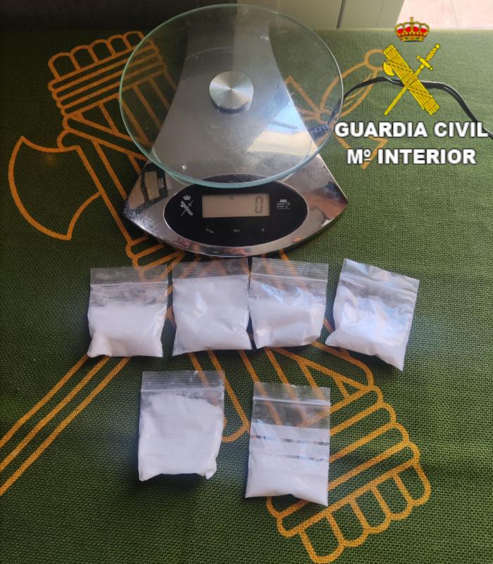 La Guardia Civil detiene a tres personas por tráfico de drogas en la A-3