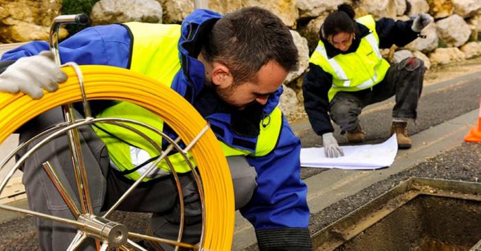 Imagen de archivo, operario instalando fibra óptica