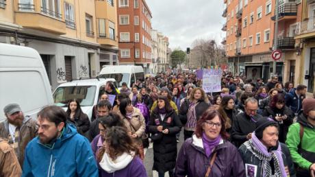 La lluvia y el viento no frenan la manifestación del 8M en Cuenca