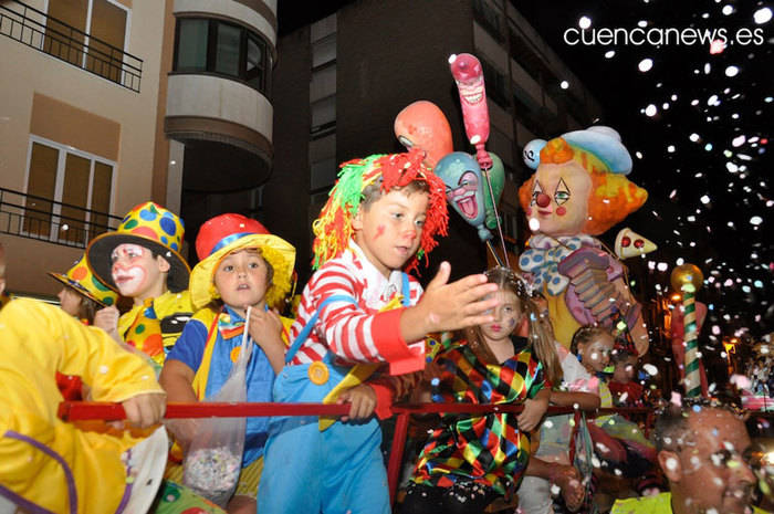 La lluvia no puedo con la fiesta, el colorido y la diversión en el desfile de carrozas de San Julián