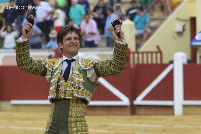 El Juli y Perera abren la feria con puerta grande