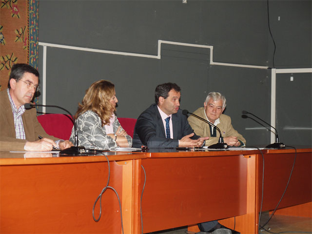 El alcalde mantiene una reunión con la Asociación de Vecinos “La Ventilla” para atajar el problema del ruido y la suciedad en la zona