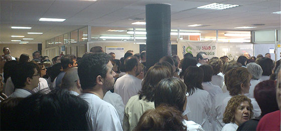 Más de doscientos asistentes al primer martes de concentración en defensa de la Sanidad Pública en el hall del Hospital Virgen de la Luz 