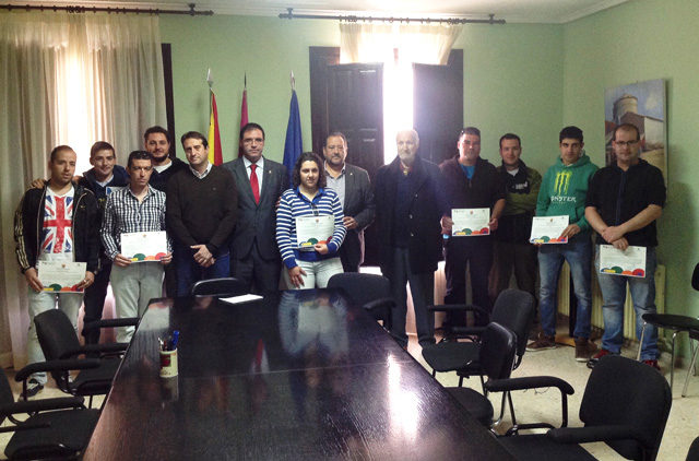 Benjamín prieto entrega los diplomas de un curso de Trabajador Forestal en Mariana