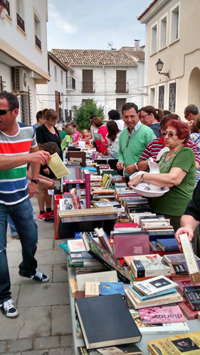 Libros, microrrelatos, música y solidaridad en el II Mercadillo del Libro en Barajas de Melo