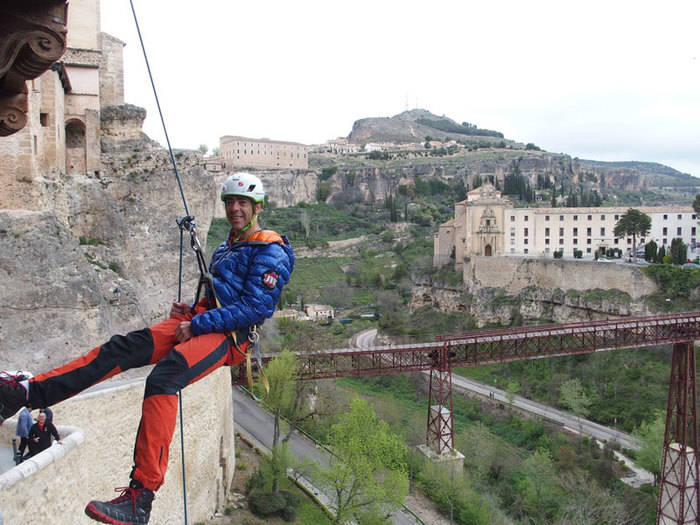 El alpinista Pedro Cifuentes protagoniza una imagen inédita al descolgarse rappelando de las Casas Colgadas