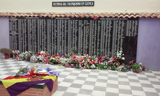 Homenaje en el cementerio de Cuenca a las víctimas del franquismo