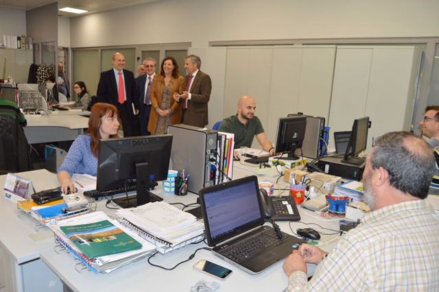 La consejera de Economía se interesa por los proyectos de Telecom Castilla-La Mancha, durante una visita a sus instalaciones