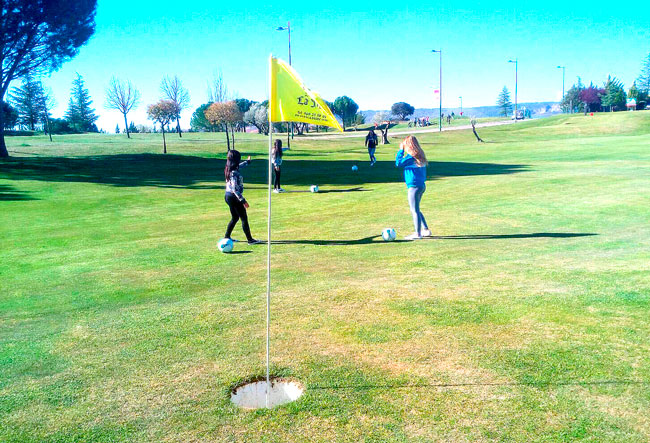 El Programa ‘Somos Deporte 16-18’ acerca el futgolf a alumnos del IESO ‘Puerta de Castilla’ de Minglanilla 