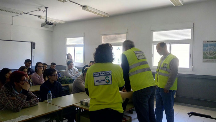 Los profesionales de Atención Primaria de Landete enseñan Reanimación Cardiopulmonar a los alumnos del Instituto ‘Serranía Baja’