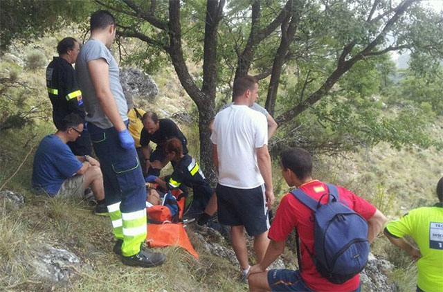 Bomberos del Cuenca 112 evacuan a un montañero accidentado en Uña