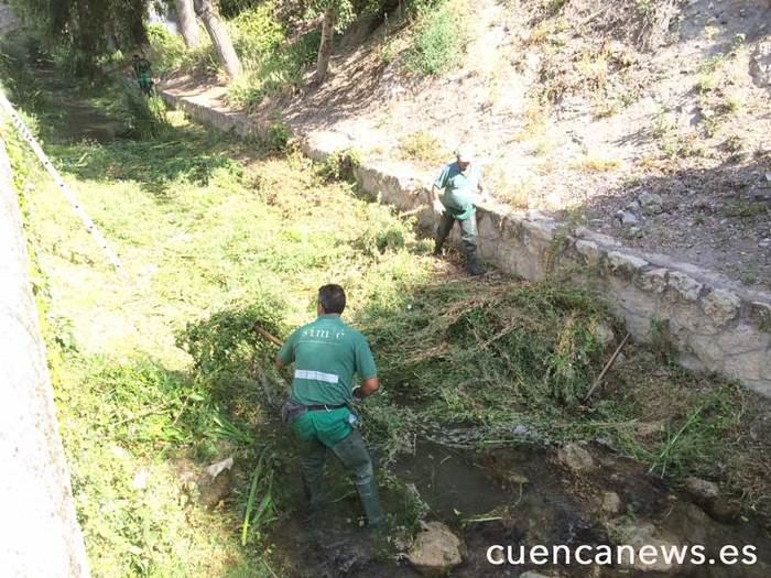 El Consistorio inicia la limpieza del Huécar y exige a la Confederación Hidrográfica del Júcar igualdad de trato