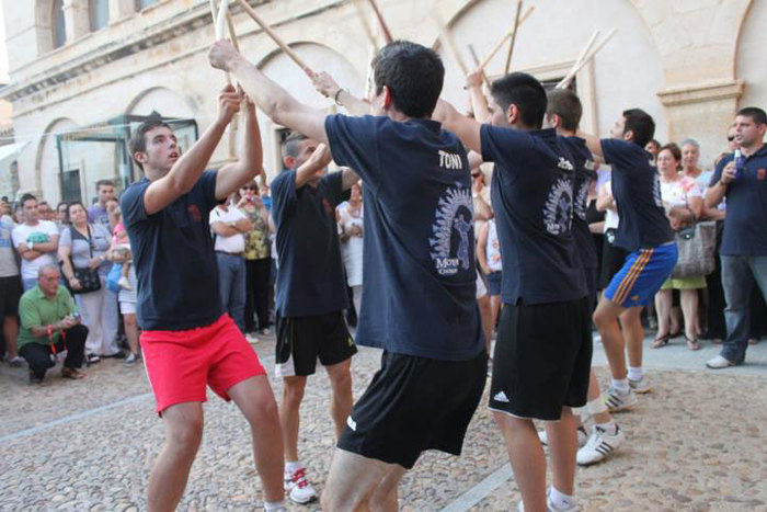 Los danzantes resurgen de las piedras de Moya