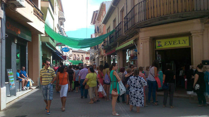 Gran afluencia de visitantes durante la celebración del XVII Mercadillo del comercio de San Clemente