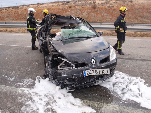 Los bomberos del Consorcio Cuenca 112 rescatan a una persona atrapada en el interior de un coche tras un accidente