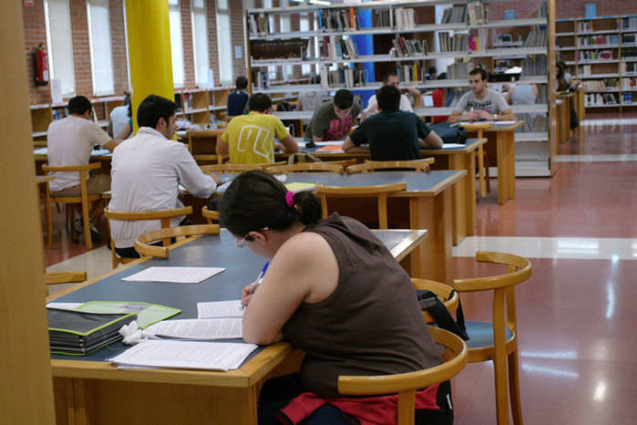 La UCLM convoca 174 becas de colaboración para estudiantes