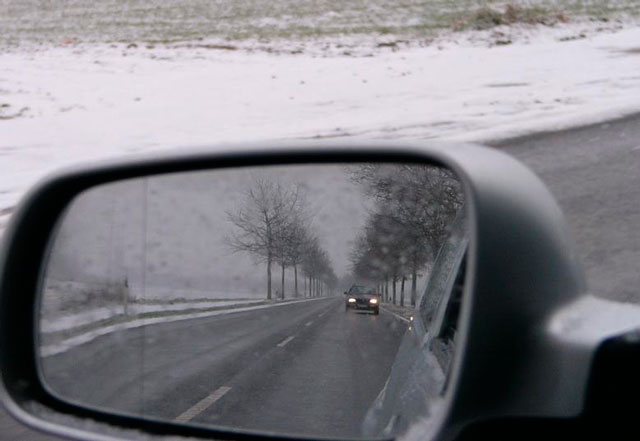 Diputación moviliza por la nieve y el hielo siete camiones quitanieves, dos todoterreno de vigilancia y una motoniveladora 