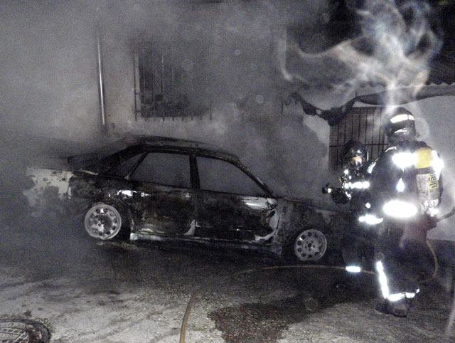 Bomberos del Consorcio Cuenca 112 sofocan el incendio de un coche en Enguídanos